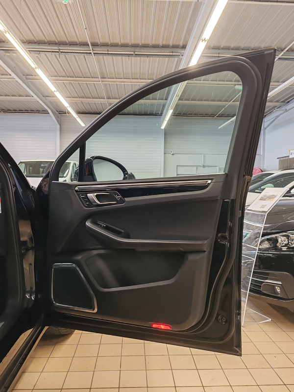 Porsche Macan — 26