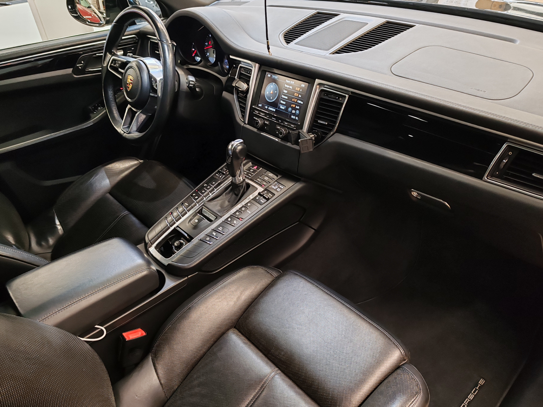 Porsche Macan — 11