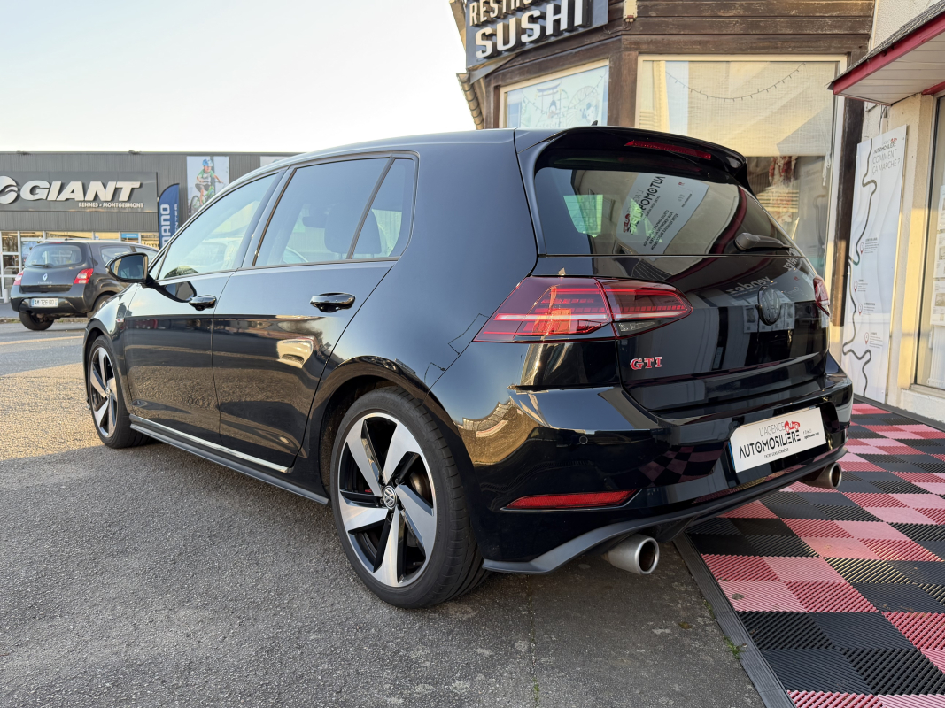Volkswagen Golf — 3