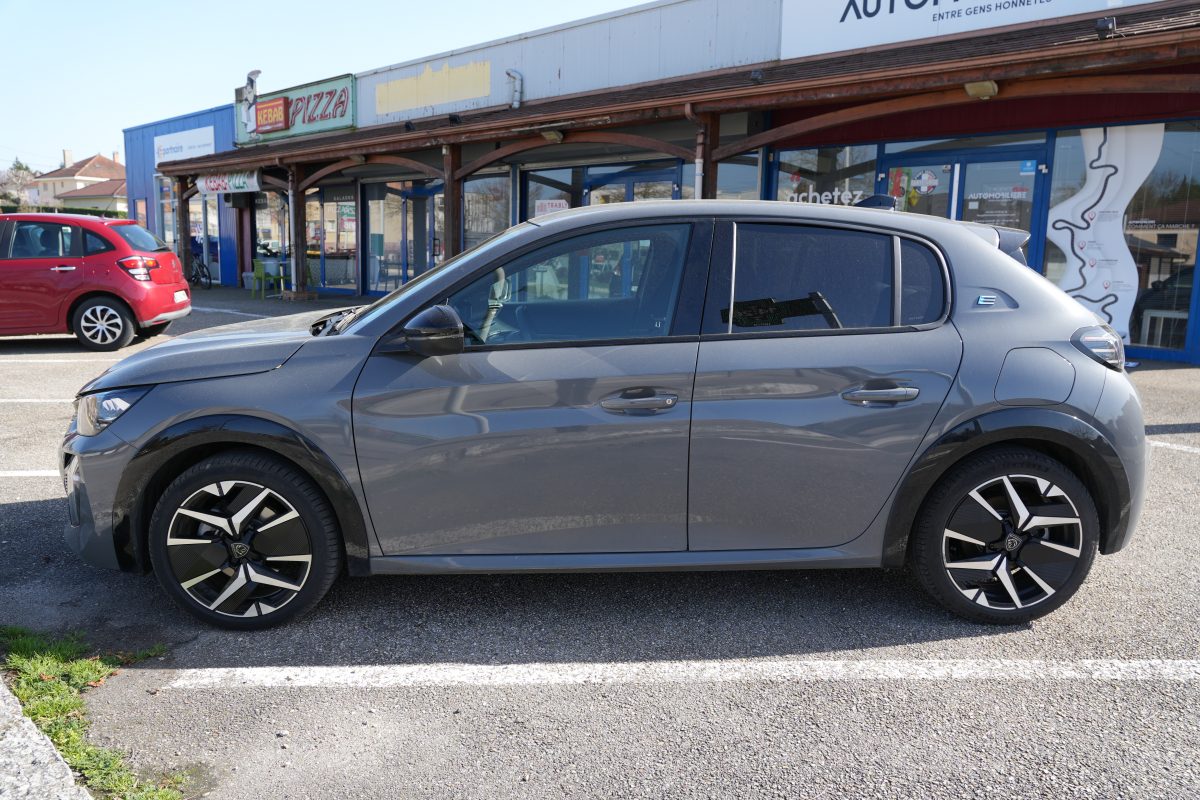 Peugeot e-208 — 9