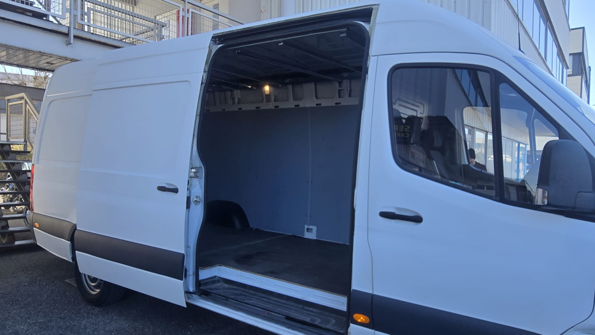 Mercedes Sprinter — 17
