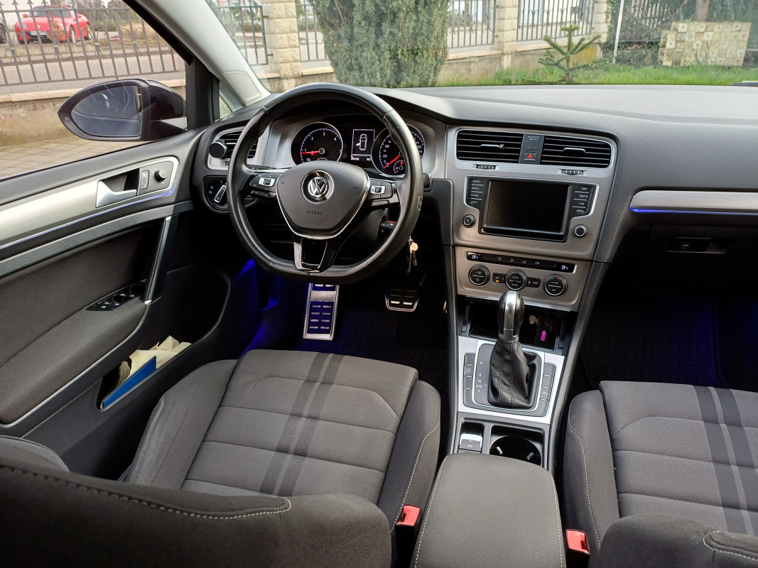 Volkswagen Golf — 33