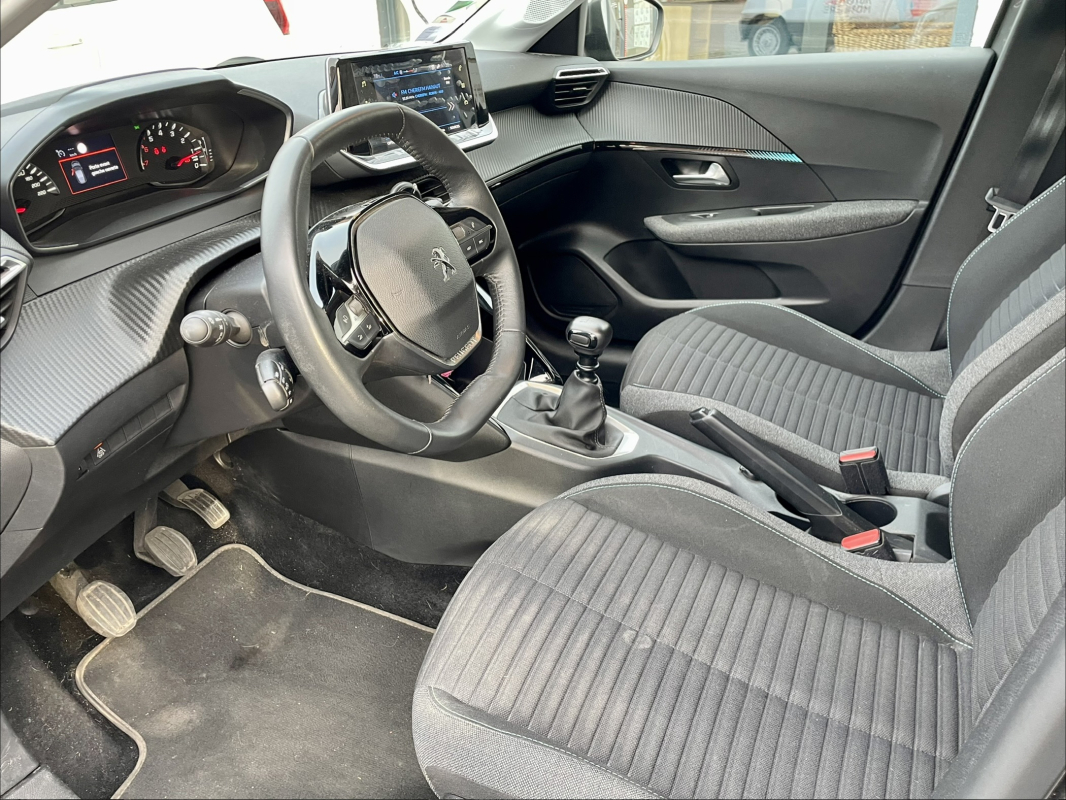 Peugeot 208 — 10
