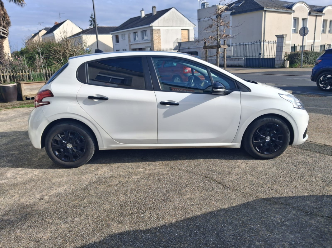 Peugeot 208 — 4