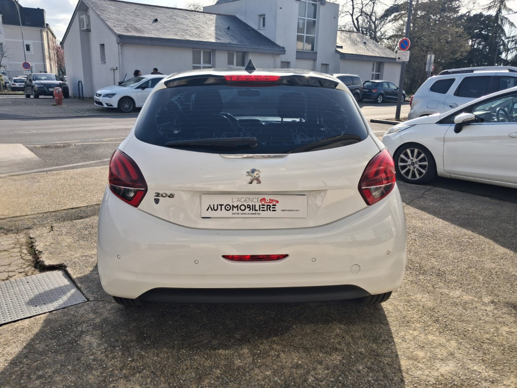 Peugeot 208 — 6