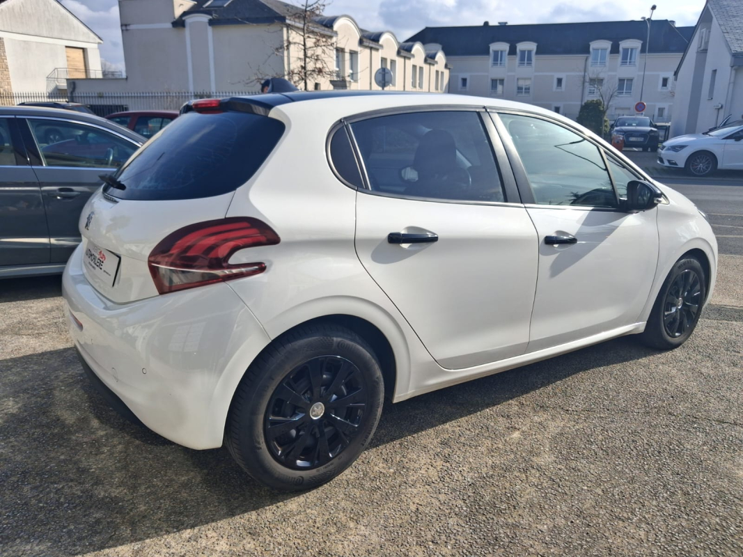 Peugeot 208 — 5