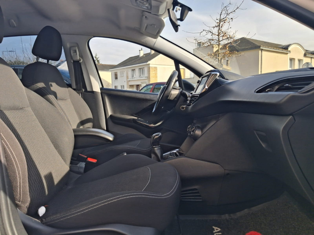 Peugeot 208 — 12