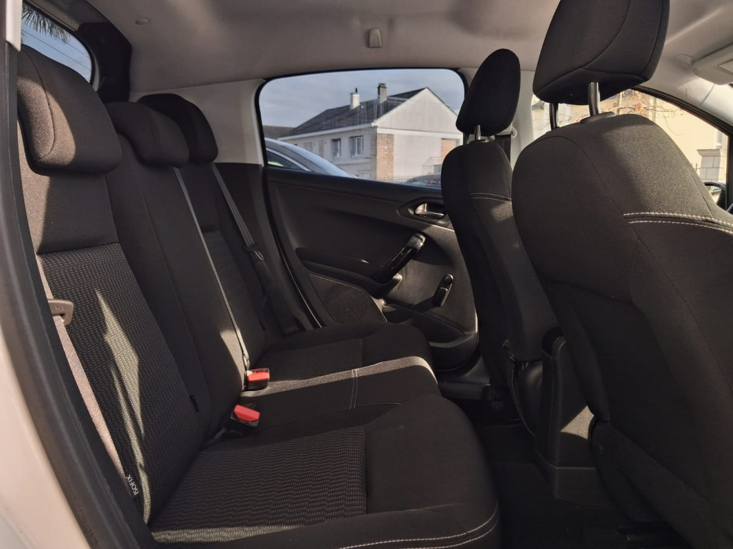 Peugeot 208 — 13