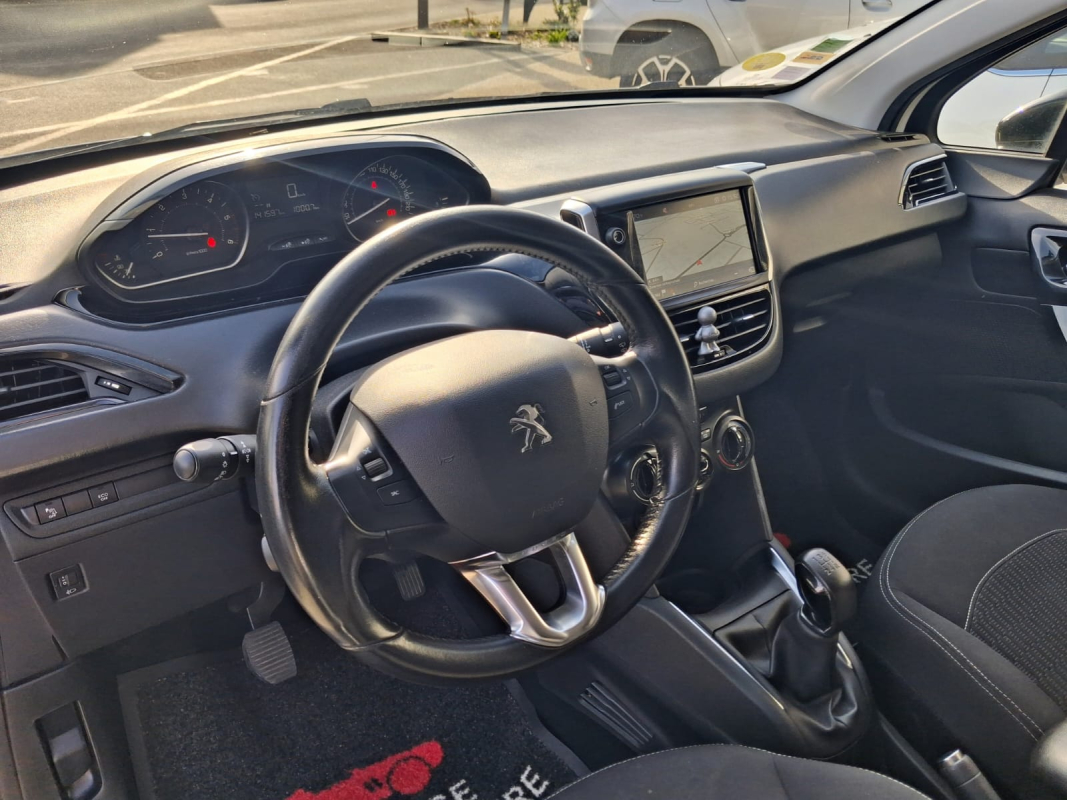 Peugeot 208 — 10