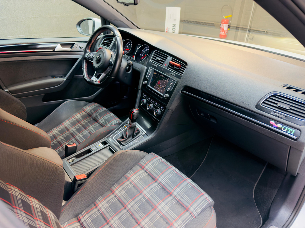 Volkswagen Golf — 23