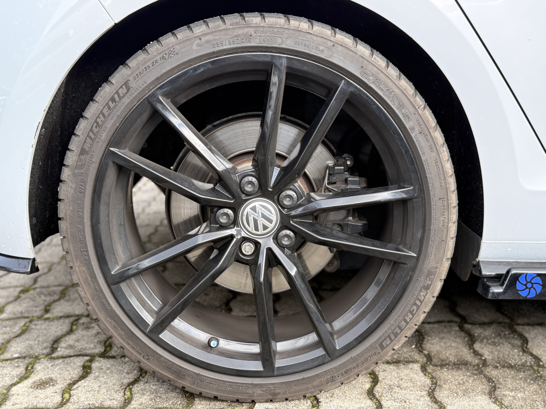 Volkswagen Golf — 23