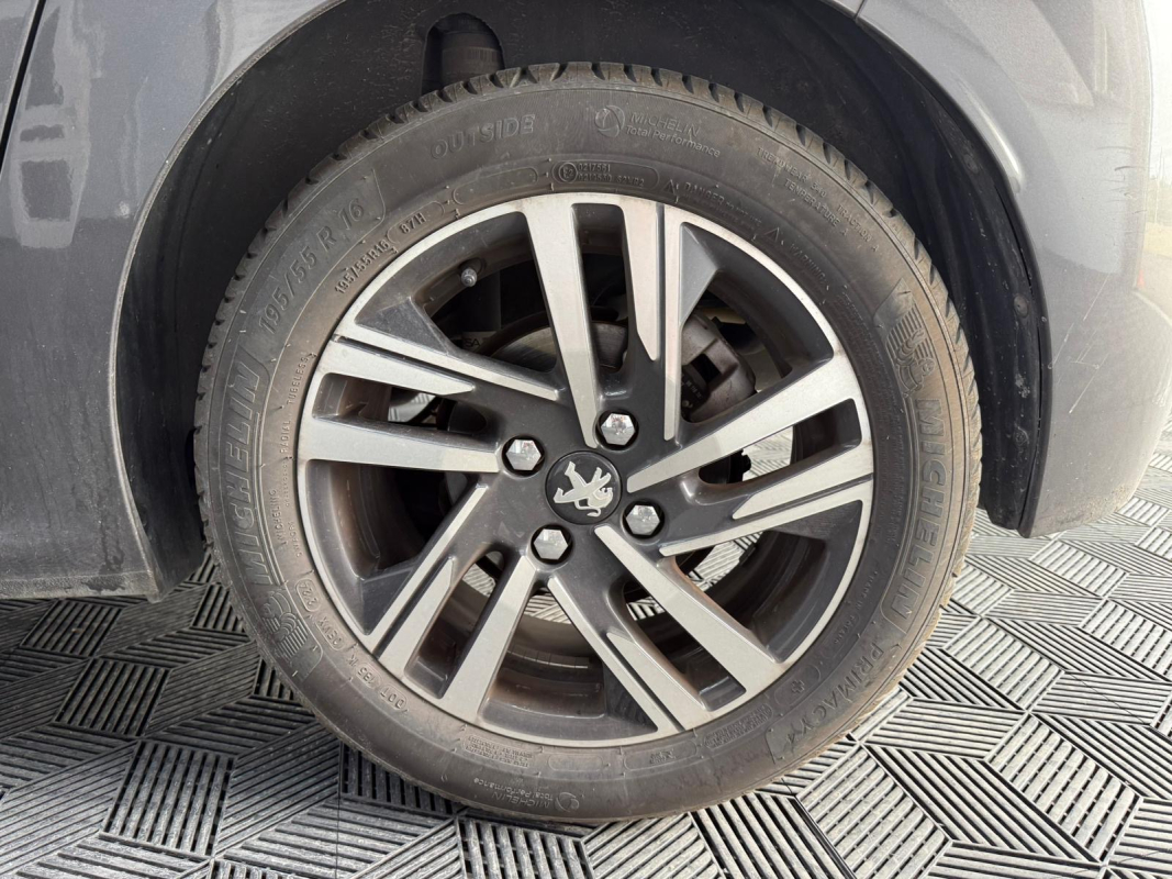 Peugeot 208 — 23