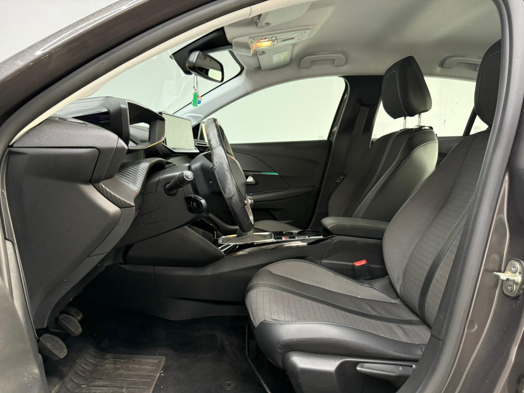 Peugeot 208 — 12