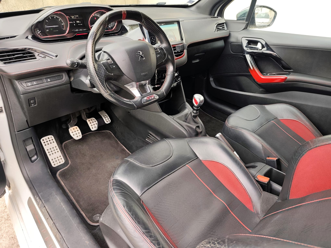 Peugeot 208 — 10
