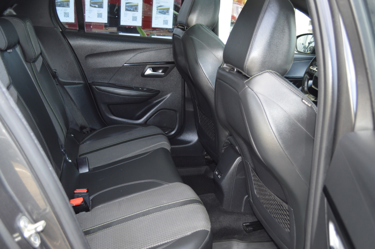 Peugeot 208 — 12