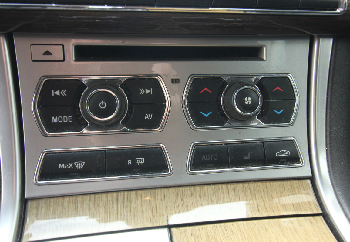 Jaguar XF — 11