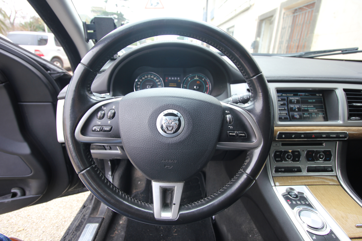 Jaguar XF — 10