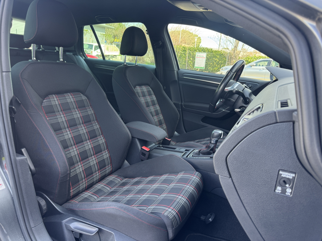 Volkswagen Golf — 30