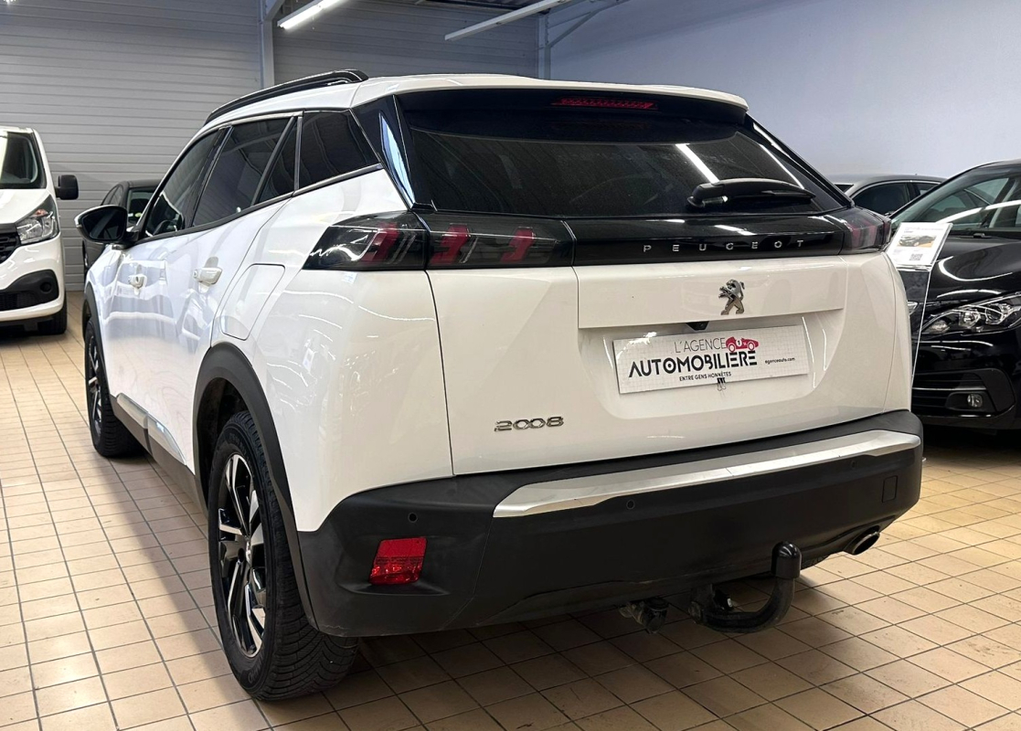 Peugeot 2008 — 8
