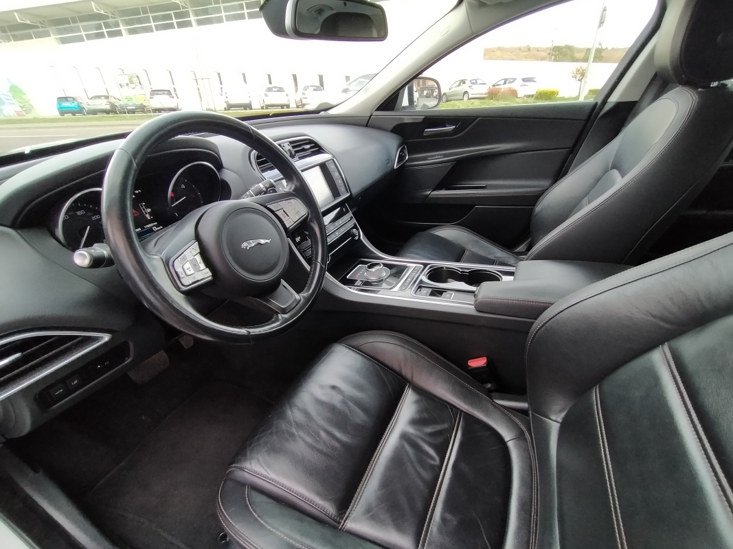 Jaguar XE — 10