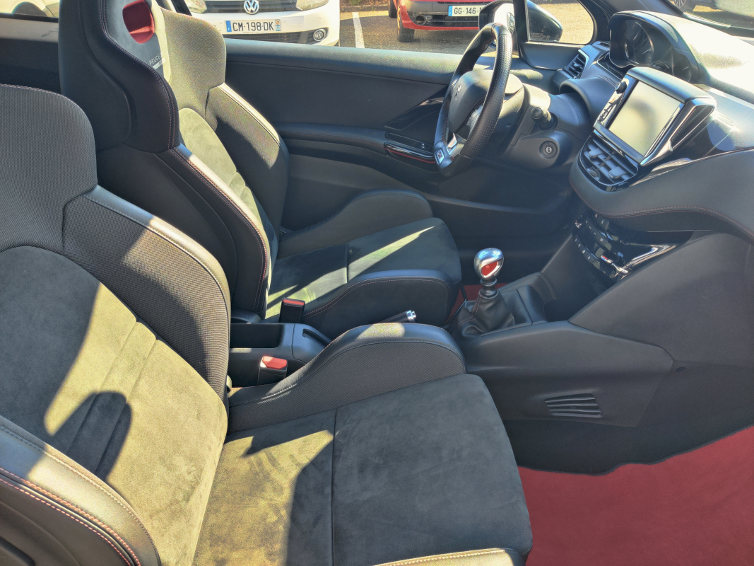Peugeot 208 — 12