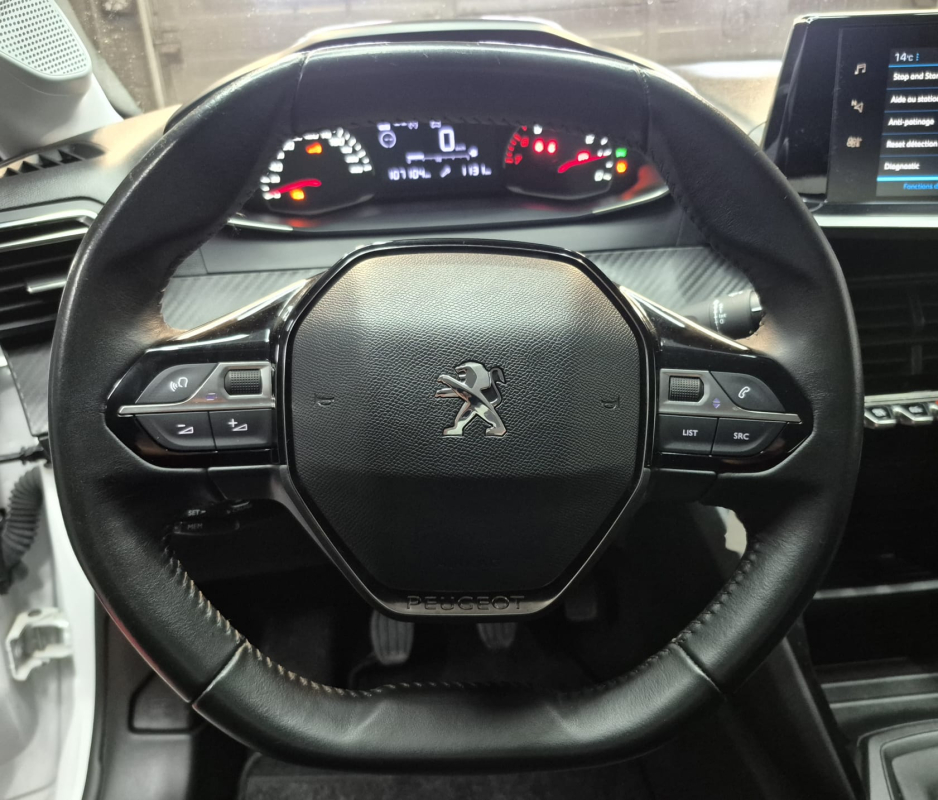 Peugeot 208 — 12