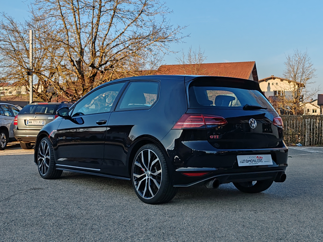 Volkswagen Golf — 3