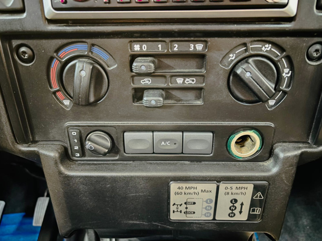 Land Rover Defender — 12