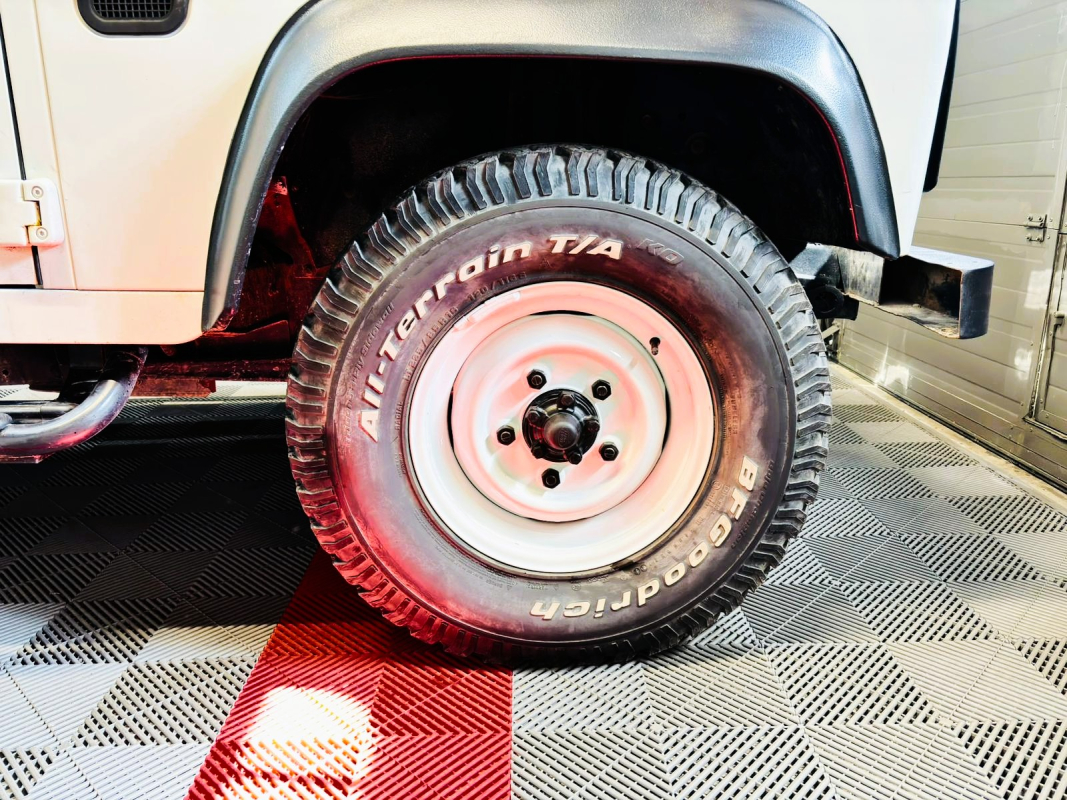 Land Rover Defender — 24