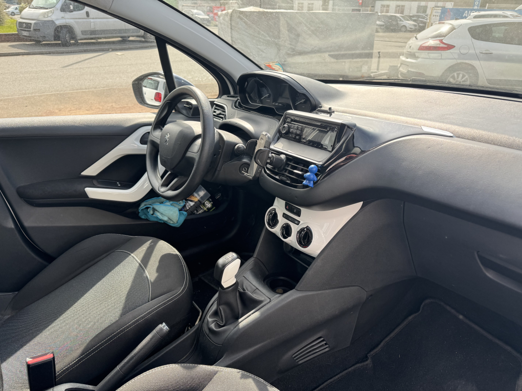 Peugeot 208 — 12