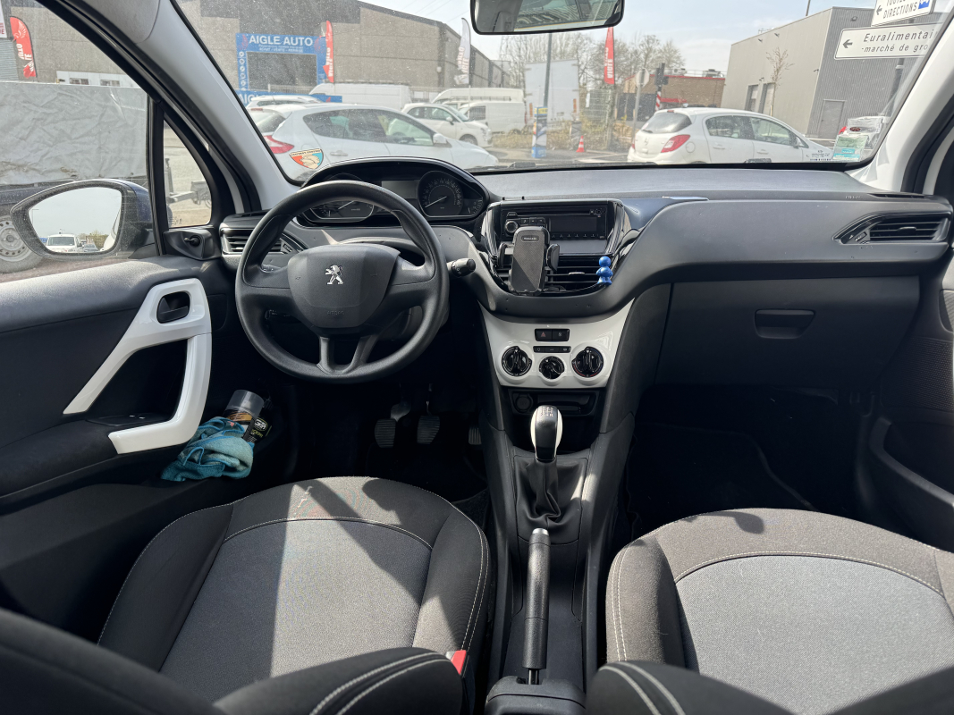 Peugeot 208 — 10