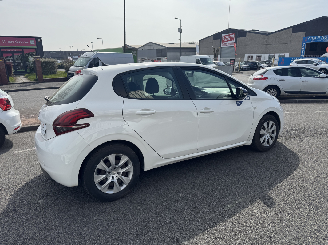 Peugeot 208 — 4
