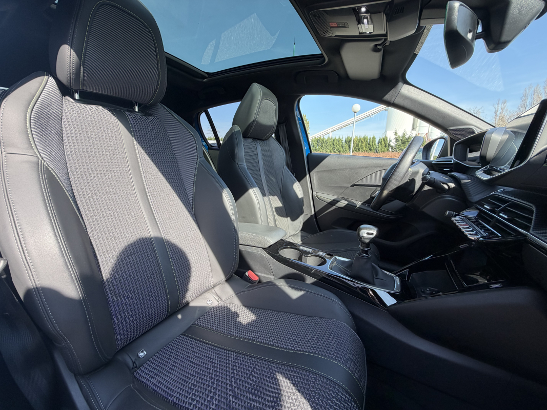 Peugeot 208 — 10