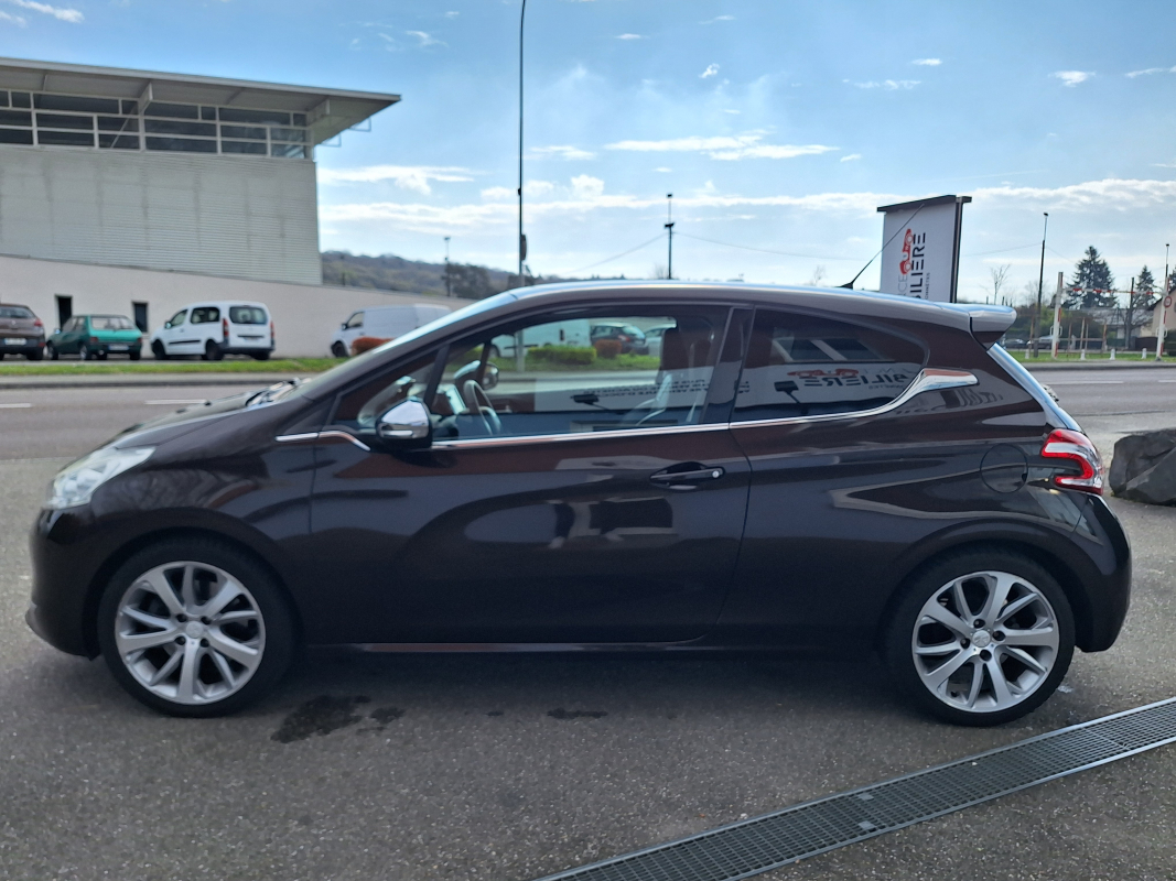 Peugeot 208 — 4