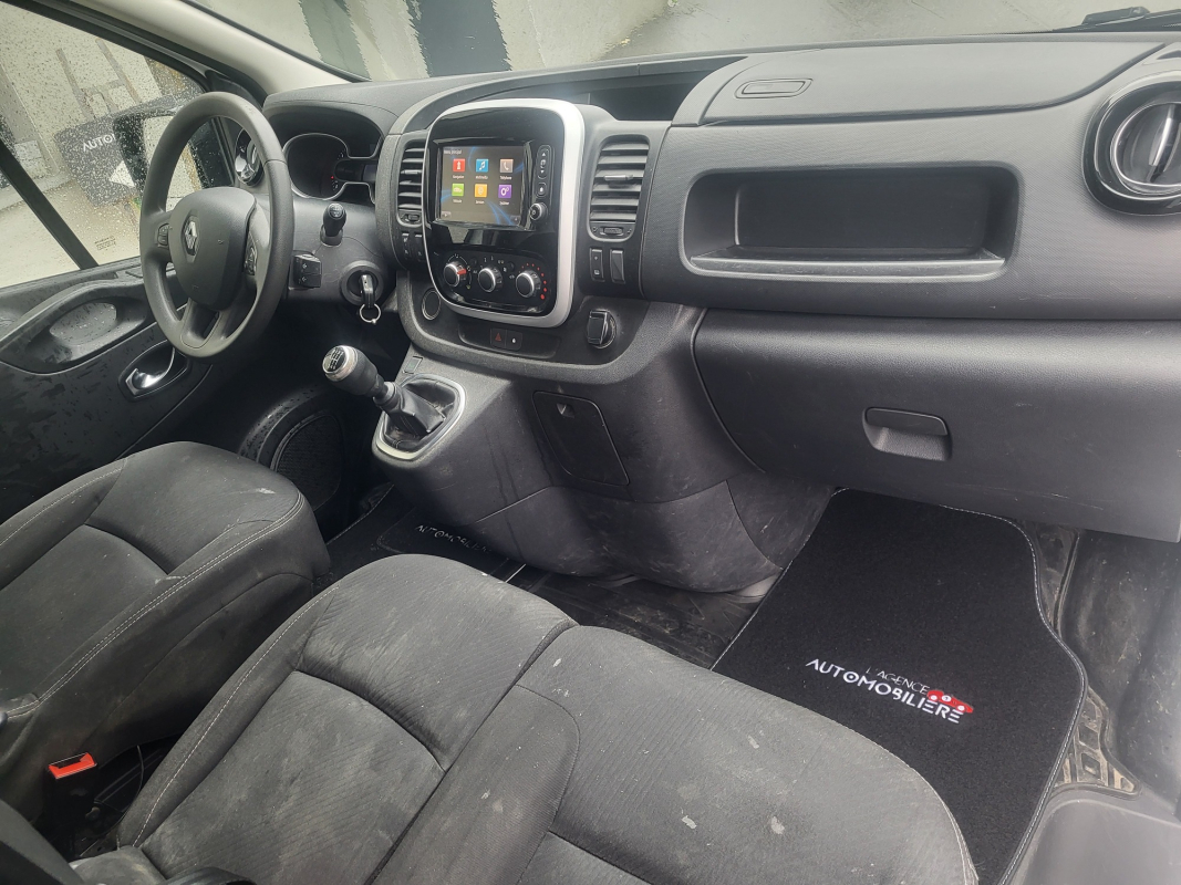 Renault Trafic — 12