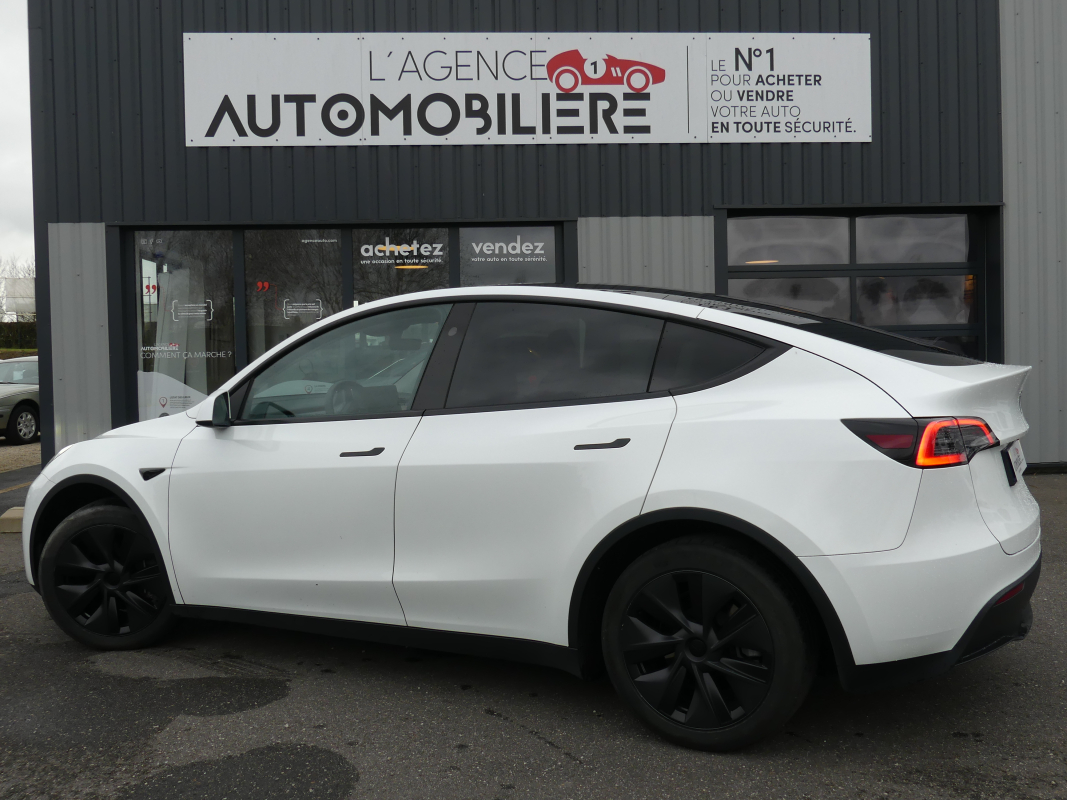 Tesla Model Y — 3