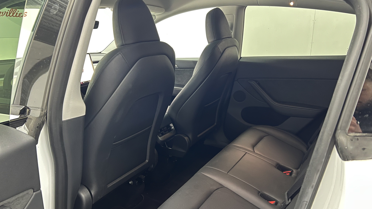 Tesla Model Y — 16