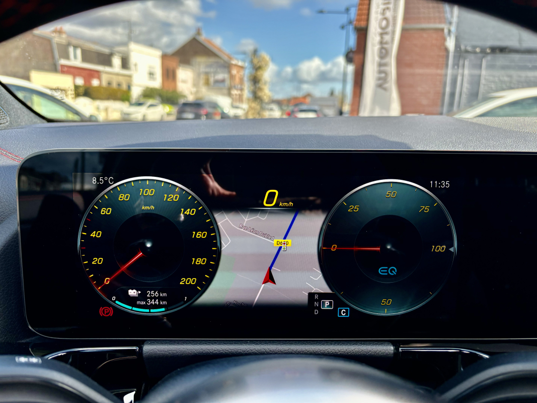 Mercedes EQA — 25