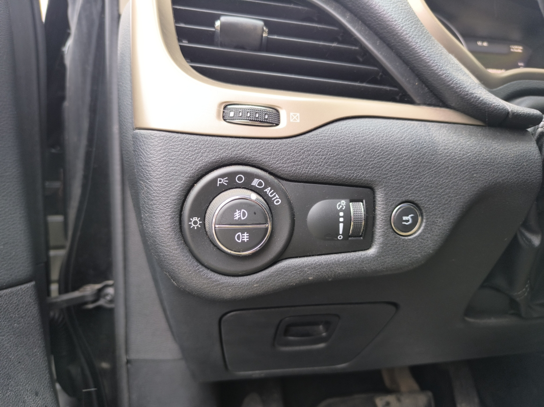 Chrysler JEEP CHEROKEE — 23