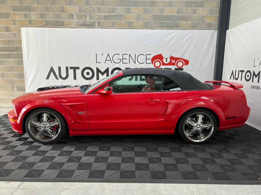 Ford Mustang Convertible — 7