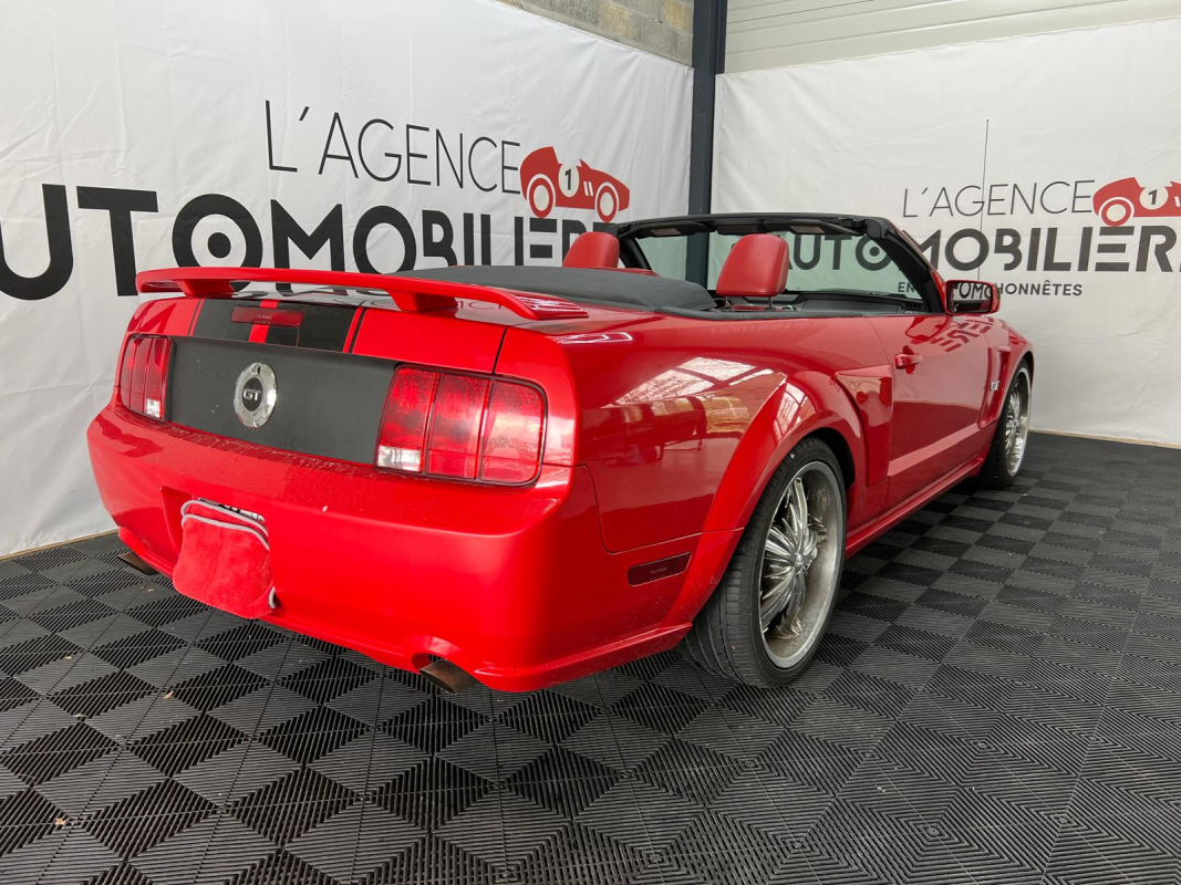 Ford Mustang Convertible — 11