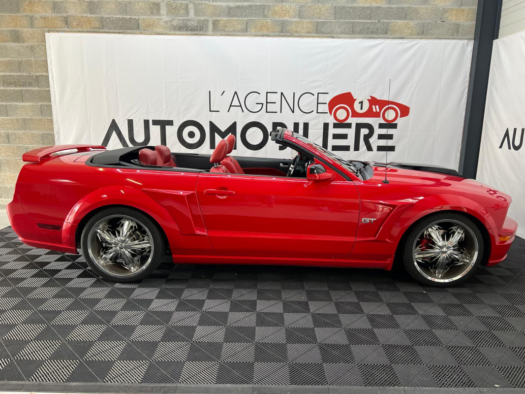 Ford Mustang Convertible — 14