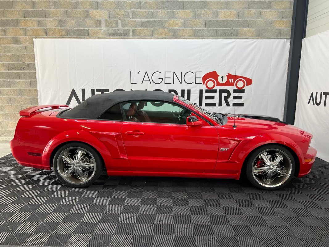 Ford Mustang Convertible — 13