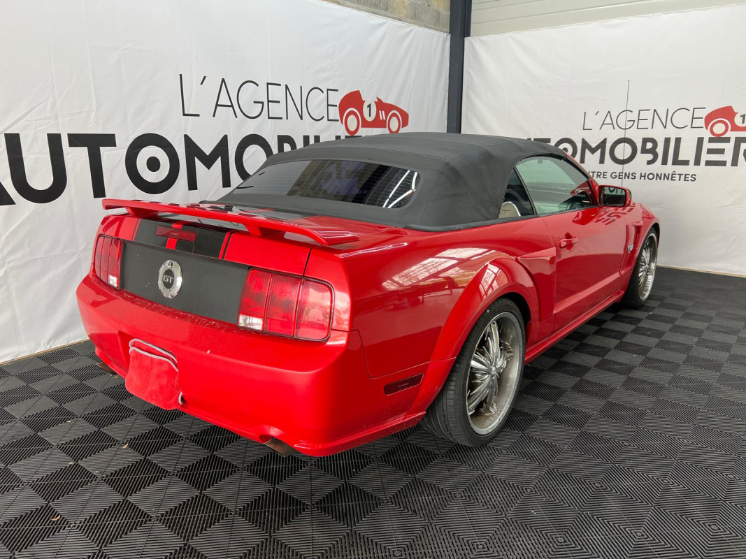 Ford Mustang Convertible — 12