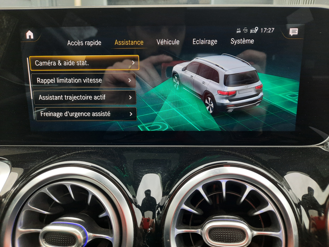 Mercedes GLB — 23