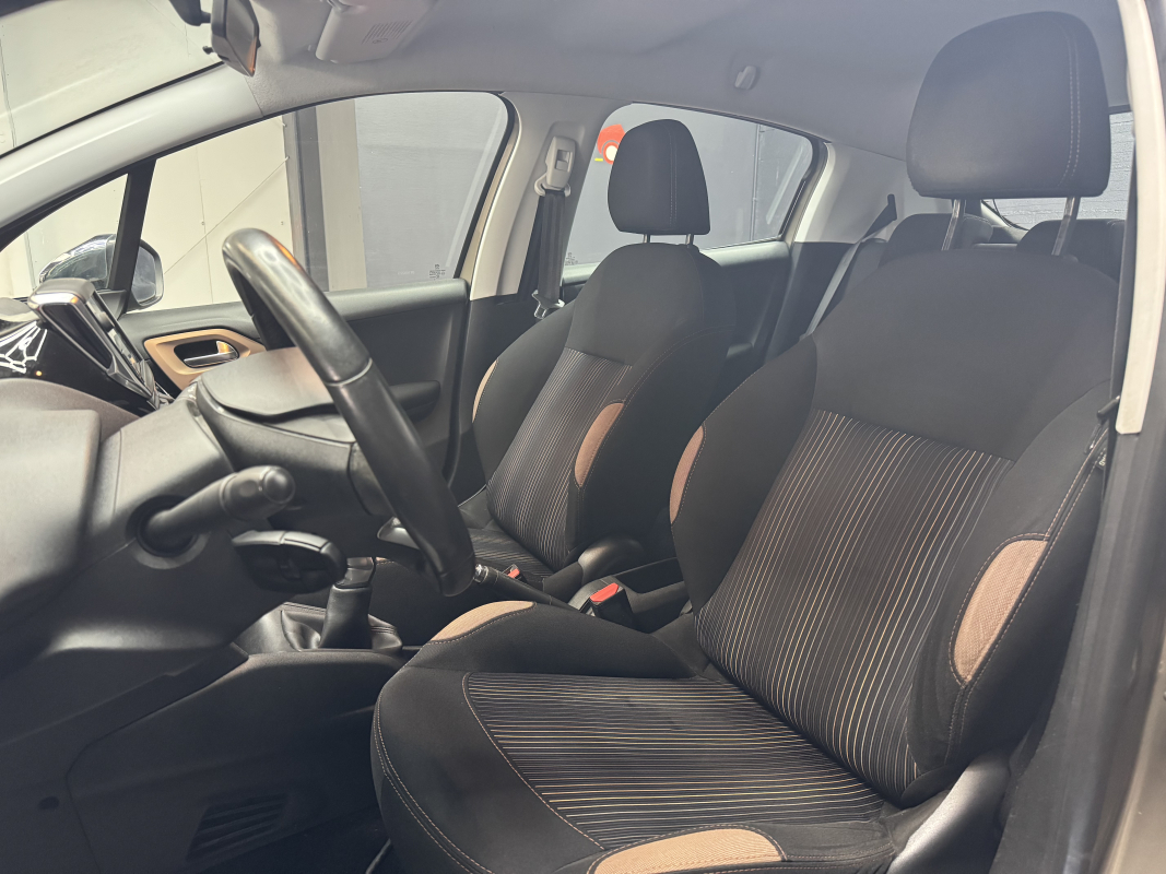 Peugeot 208 — 10