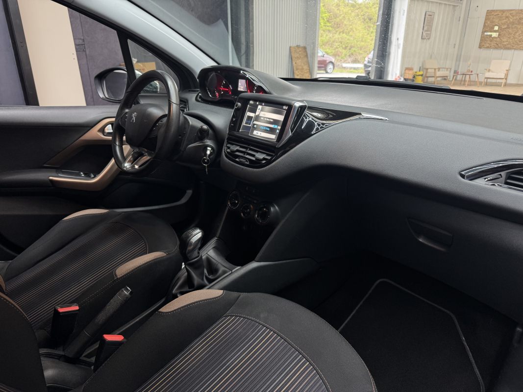 Peugeot 208 — 12