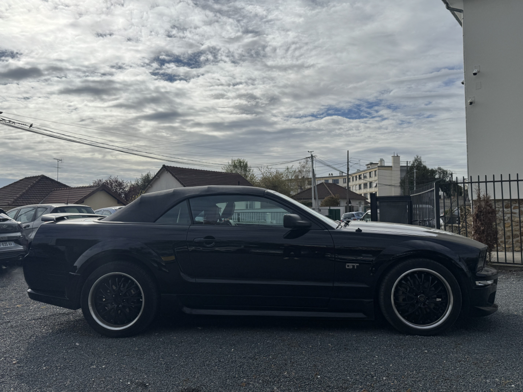 Ford Mustang Convertible — 4