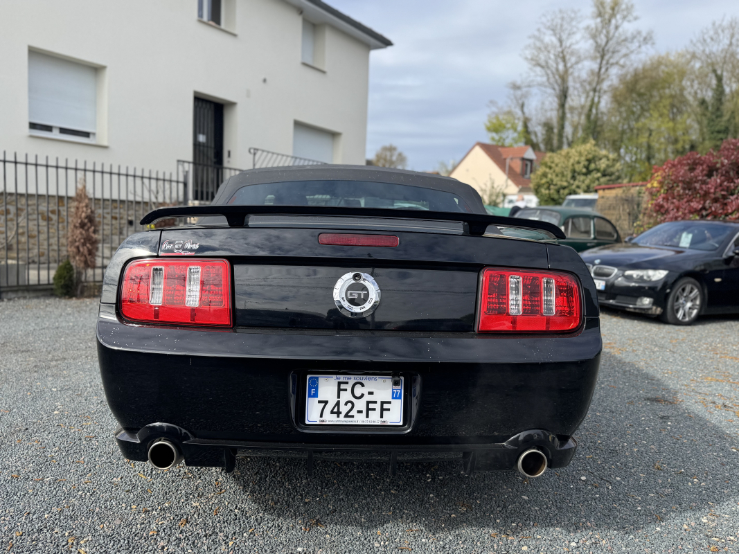 Ford Mustang Convertible — 6