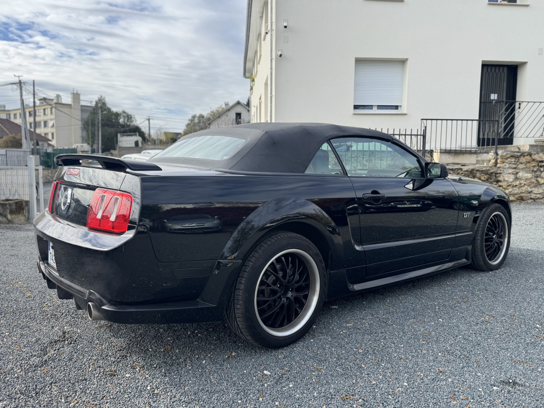 Ford Mustang Convertible — 5